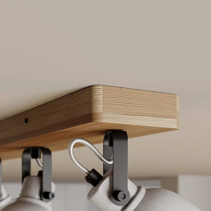 Lindby Deckenstrahler Mitis - Holz dunkel, alu / grau / zink, GU10 - Deckenleuchte: eine Holzleiste aus Schichtholz mit grauen Strahlern, schwarzen Metallhalterungen und silbernen Haken.