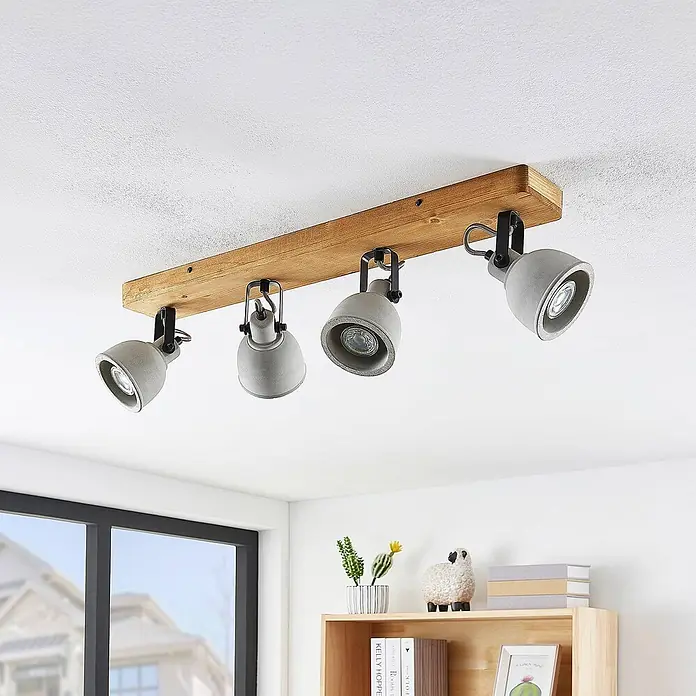 Lindby Deckenstrahler Mitis - Holz dunkel, alu / grau / zink, GU10 - Deckenleuchte mit Holzleiste und vier verstellbaren Strahlern im grauen Beton-Look, an der Decke montiert.