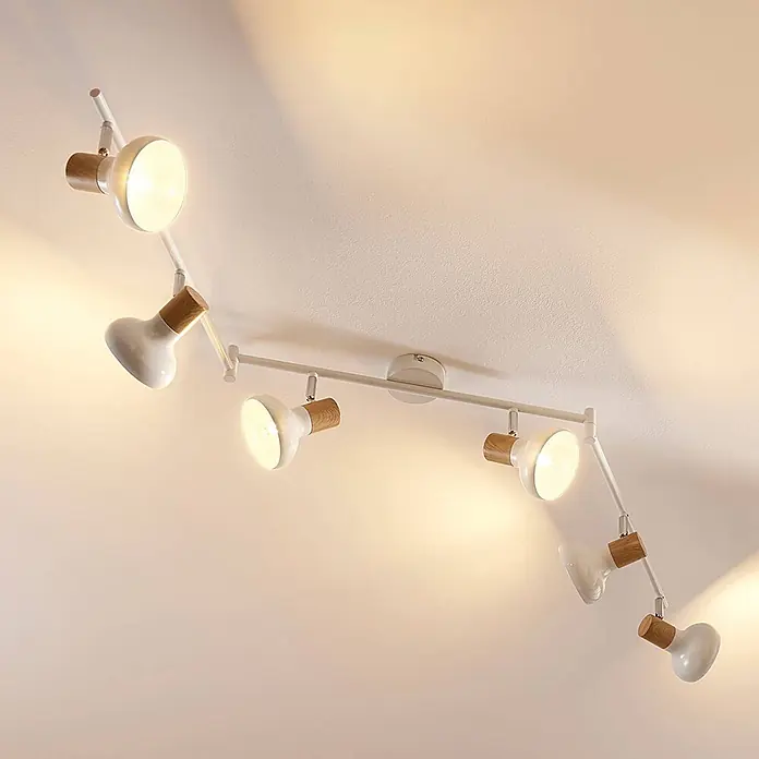 Lindby Deckenstrahler Fridolin - L x B x H: 160 x 10 x 21,5 cm, weiß / opal, weiß / opal, E14 - Weiße Deckenleuchte mit 6 verstellbaren Strahlern und Holzdetails, an der Decke montiert.