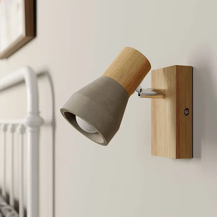 Lindby Deckenstrahler Filiz - Holz hell, alu / grau / zink, E14 - Wandstrahler mit Holzsockel und verstellbarem Lampenschirm in Betonoptik.