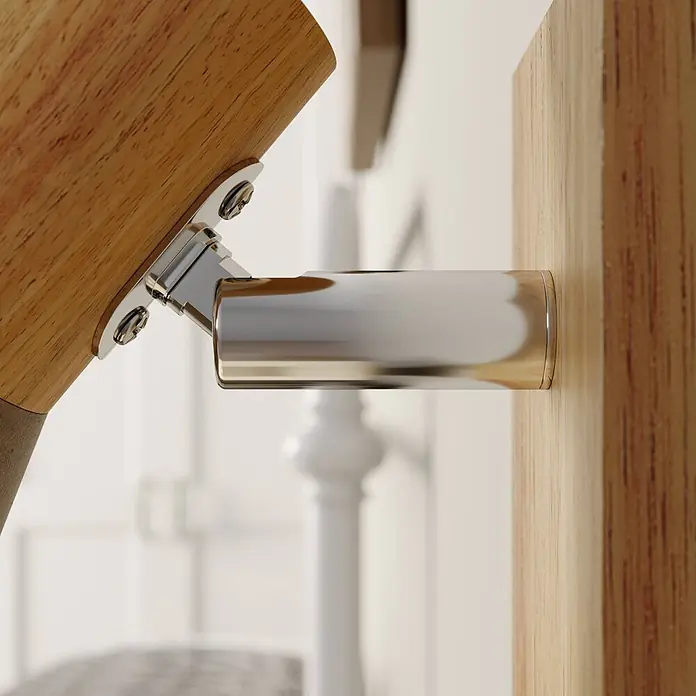 Lindby Deckenstrahler Filiz - Holz hell, alu / grau / zink, E14 - Polierte Chrom-Handlaufhalterung, die einen Holzhandlauf mit einem Holzpfosten verbindet.