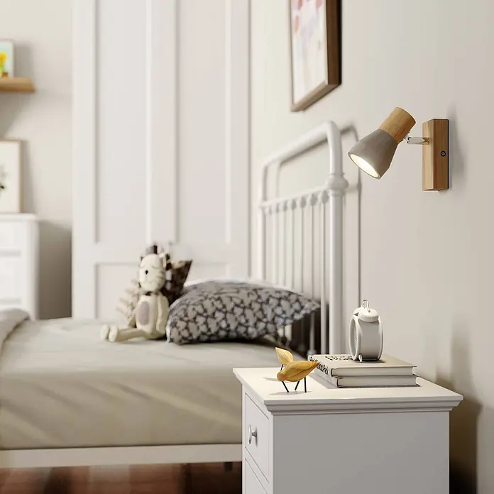 Lindby Deckenstrahler Filiz - Holz hell, alu / grau / zink, E14 - Wandmontierter Strahler aus grauem Beton und Holz, als Nachttischlampe im Kinderzimmer verwendet.