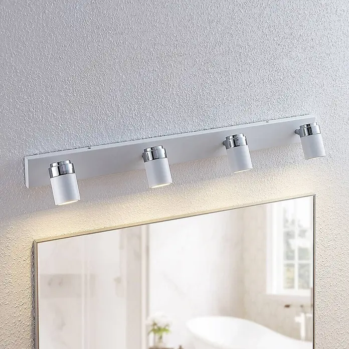 Lindby Deckenstrahler Kardo - L x B x H: 80 x 10 x 10,5 cm, weiß / opal, weiß / opal, GU10 - Weiße Lichtleiste mit vier weißen und verchromten Strahlern, über einem Spiegel montiert, für gerichtete Beleuchtung.