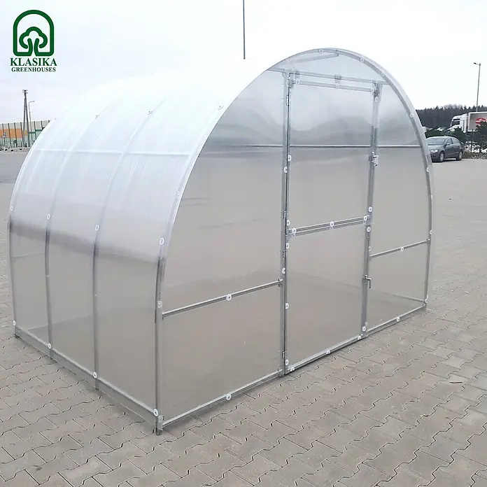 Klasika Greenhouses Gewächshaus Easy Klasika - Außenmaß inkl. Dachüberstand (B x T): 300 x 200 cm, Material Seitenwand: Kunststoff, 6 mm, Silbergrau - Transparentes Tunnelgewächshaus mit silbernem Metallrahmen auf gepflastertem Untergrund.