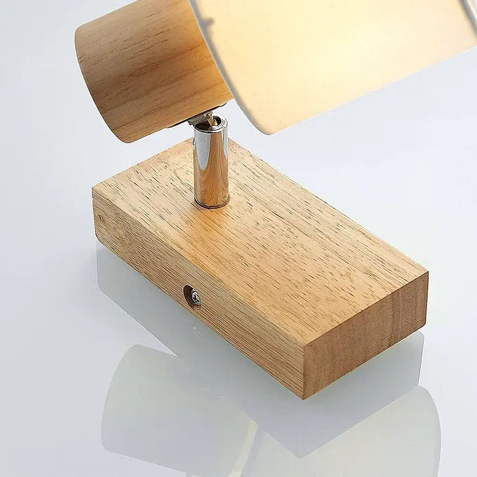 Lindby Deckenstrahler Wanessa - Holz hell, E14 - Wandleuchte aus hellem Holz mit Holzfuß und -kopf, verbunden durch ein Chromgelenk. Das Licht leuchtet warm.