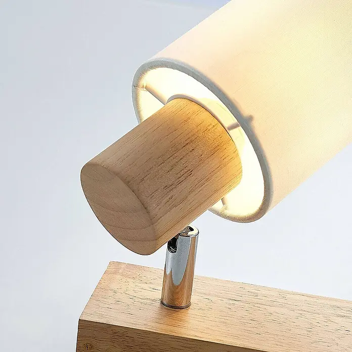 Lindby Deckenstrahler Wanessa - Holz hell, E14 - Verstellbarer Wandstrahler mit hellem Holzsockel und -kopf, Chromgelenk und beleuchtetem zylindrischem Stoffschirm.