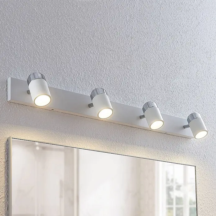 Lindby Deckenstrahler Kardo - L x B x H: 80 x 10 x 10,5 cm, weiß / opal, weiß / opal, GU10 - Weiße LED-Leiste mit vier Spots und Chromakzenten, spendet warmes Licht über einem Spiegel.