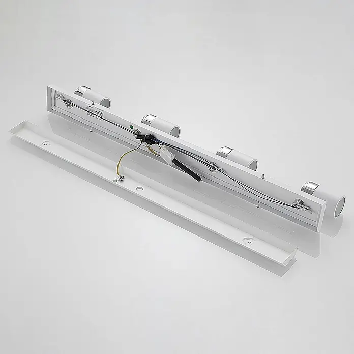 Lindby Deckenstrahler Kardo - L x B x H: 80 x 10 x 10,5 cm, weiß / opal, weiß / opal, GU10 - Demontierte weiße rechteckige Leuchte mit sichtbarer interner Verkabelung und drei chromfarbenen Lampenfassungen.