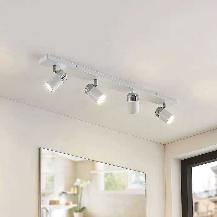 Lindby Deckenstrahler Kardo - L x B x H: 80 x 10 x 10,5 cm, weiß / opal, weiß / opal, GU10 - Weiße und verchromte Deckenstrahlerleiste mit vier Lichtern, die den Raum darunter beleuchtet.