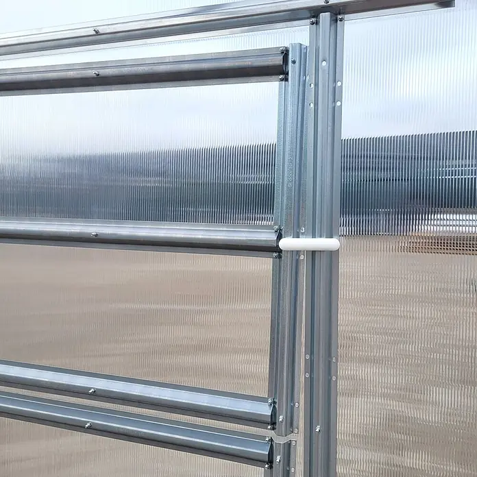 Klasika Greenhouses Gewächshaus Drop Klasika - Außenmaß inkl. Dachüberstand (B x T): 250 x 200 cm, Material Seitenwand: Kunststoff, 6 mm, Silbergrau - Verzinkter Metallrahmen und gewellte, durchsichtige Paneele einer Gewächshaustür mit weißem Griff.
