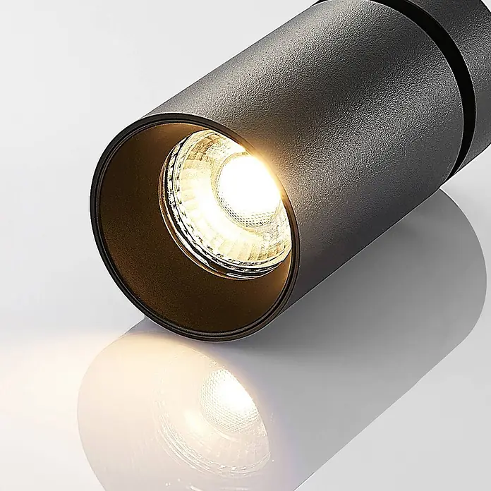 Arcchio Deckenstrahler Brinja - L x B x H: 6 x 6 x 13,4 cm, schwarz, schwarz, GU10 - Schwarzer zylindrischer Strahler mit strukturierter Oberfläche, leuchtend mit heller LED-Birne und einem Lichtschein.