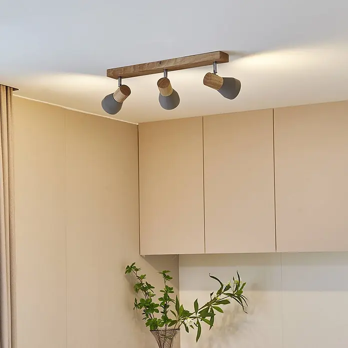 Lindby Deckenstrahler Filiz - Holz hell, alu / grau / zink, E14 - Deckenstrahler aus Holz mit drei verstellbaren Spots in Grau und Holz.