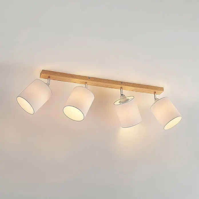 Lindby Deckenstrahler Imarin - Holz hell, weiß / opal, E27 - Deckenleuchte aus Holz mit vier verstellbaren weißen Stoffschirmen, die warm nach unten leuchten.