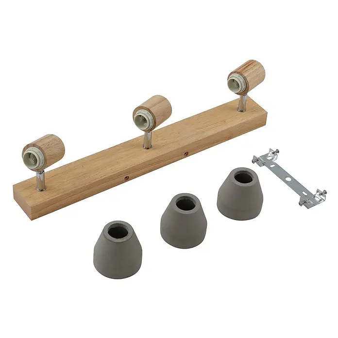Lindby Deckenstrahler Filiz - Holz hell, alu / grau / zink, E14 - Demontiertes Deckenstrahler-Set: heller Holzsockel, drei hölzerne Lampenfassungen, drei graue konische Schirme und eine Metallhalterung.