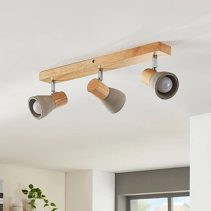 Lindby Deckenstrahler Filiz - Holz hell, alu / grau / zink, E14 - Deckenstrahlerleiste aus hellem Holz mit drei verstellbaren Spots mit grauen Betonschirmen und Holzdetails.