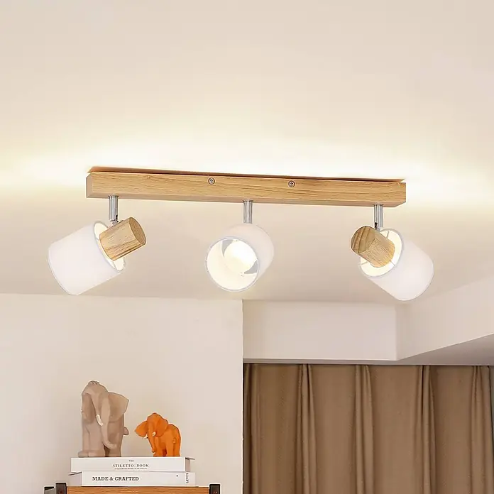 Lindby Deckenstrahler Wanessa - Holz hell, E14 - Deckenstrahler aus Holz mit drei weißen Stoffschirmen und Holzdetails.