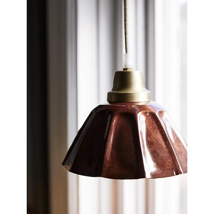PR Home Pendelleuchte Ester - 15 W, E27 - Eine glasierte dunkelbraune gerippte Pendelleuchte mit Messingfassung und Textilkabel, innen hängend.