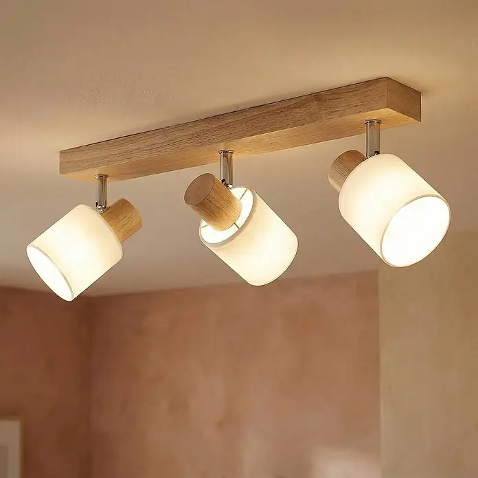 Lindby Deckenstrahler Wanessa - Holz hell, E14 - Deckenleuchte aus Holz mit drei verstellbaren weißen Strahlern, die warmes Licht abgeben.