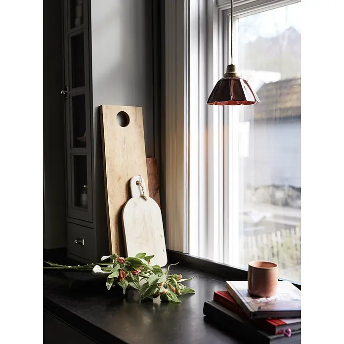 PR Home Pendelleuchte Ester - 15 W, E27 - Braune, geriffelte Keramik-Pendelleuchte hängt am Fenster und beleuchtet eine Küchentheke.