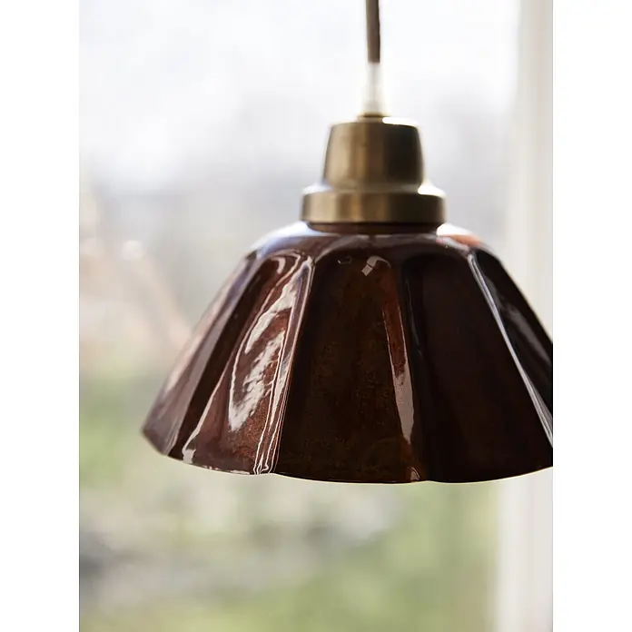PR Home Pendelleuchte Ester - 15 W, E27 - Dunkelbrauner glasierter Keramik-Pendelleuchtenschirm mit gerilltem Design und Messingfassung.