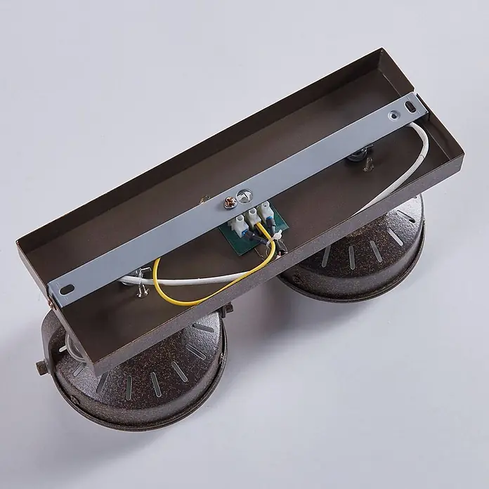 Lindby Deckenstrahler Tamin - L x B x H: 29 x 13 x 18 cm, braun / rost, braun / rost, G9 - Rückansicht einer braunen Metallleuchte mit grauer Montagehalterung und sichtbarer Verkabelung.