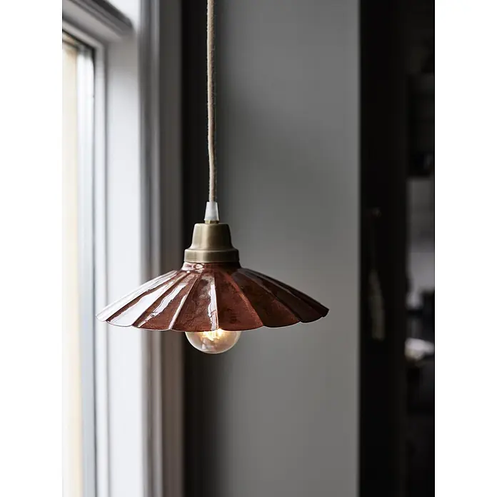 PR Home Pendelleuchte Ester - 25 W, E27 - Hängeleuchte mit geriffelter, rötlich-brauner Metallschirm, Messingfassung und sichtbarer Glühbirne.