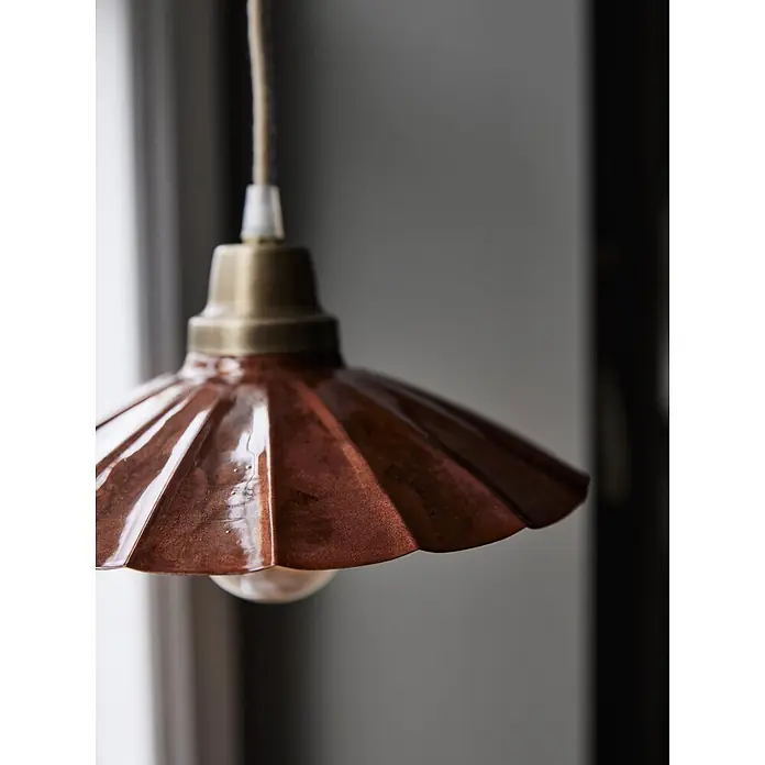 PR Home Pendelleuchte Ester - 25 W, E27 - Hängeleuchte mit plissiertem, glänzendem rotbraunem Schirm und messingfarbener Fassung.