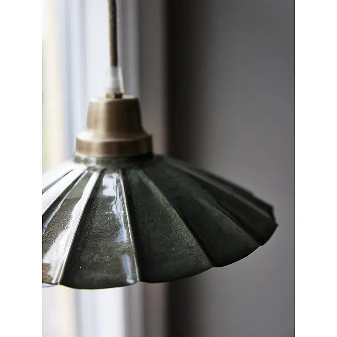 PR Home Pendelleuchte Ester - 25 W, E27 - Dunkelgrüner, geriffelter Keramik-Pendelleuchtenschirm mit Messingfassung.