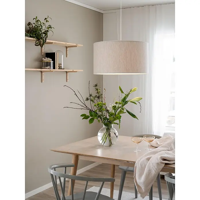 PR Home Pendelleuchte Sara - 15 W, E27 - Ein Essbereich mit großer Stoff-Pendelleuchte über einem Holztisch, dekoriert mit Blumen.