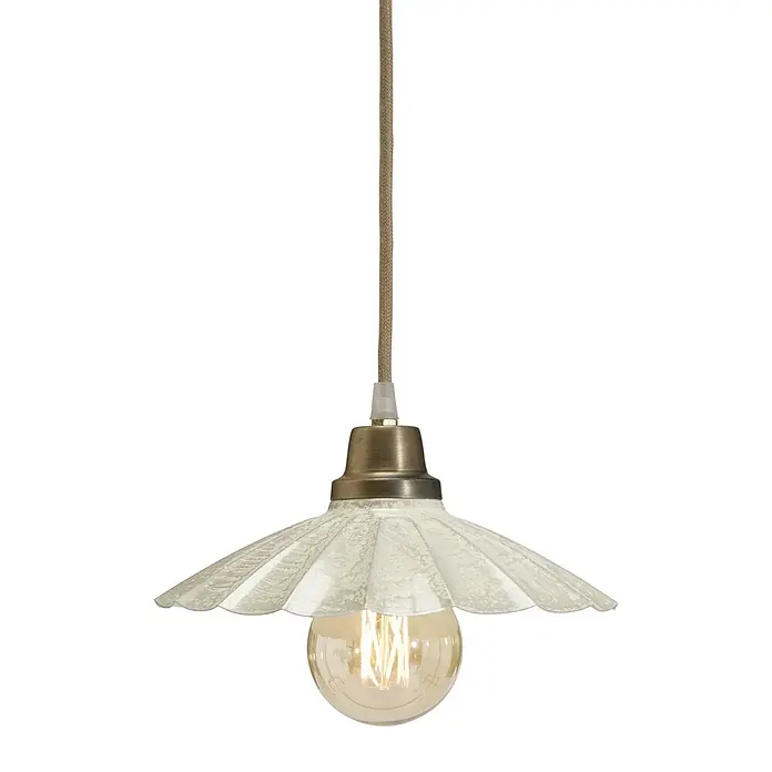 PR Home Pendelleuchte Ester - 25 W, E27 - Pendelleuchte mit geriffelter, texturierter Glasscheibe, antiker Messingfassung, geflochtener Kordel und sichtbarer LED-Glühbirne.