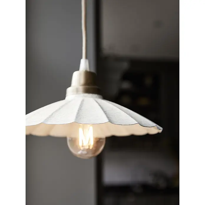 PR Home Pendelleuchte Ester - 25 W, E27 - Vintage-Pendelleuchte aus weißem, gewelltem Metall mit sichtbarer Glühbirne, innen hängend.