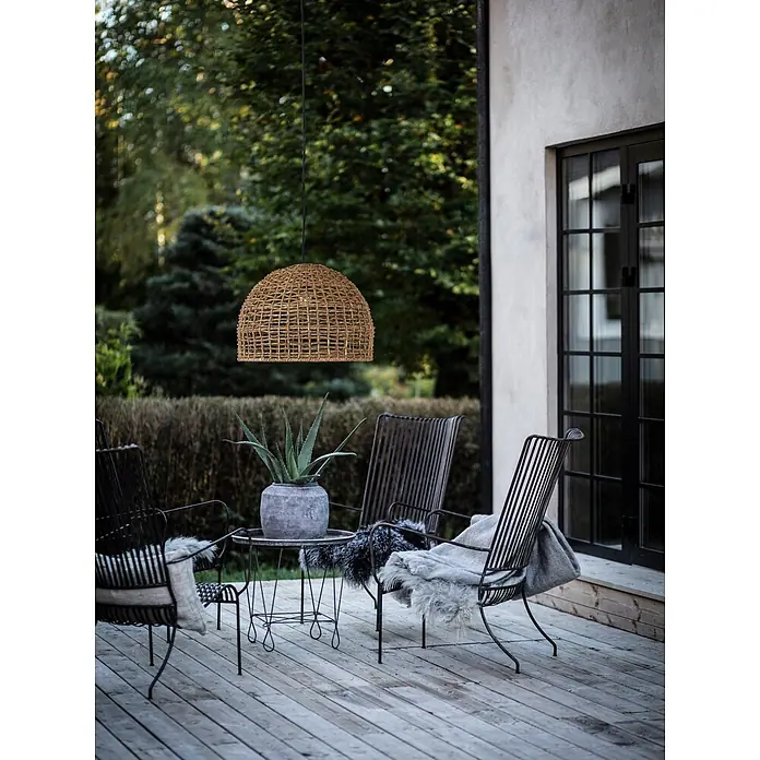 PR Home Pendelleuchte 57cm Outdoor - 40 W, E27 - Geflochtene Natur-Pendelleuchte über einer Sitzgruppe auf der Terrasse im Freien.