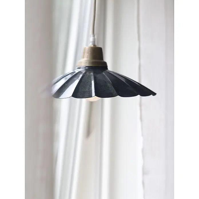 PR Home Pendelleuchte Ester - 40 W, E27 - Dunkle geriffelte Pendelleuchte aus Metall mit Messingfassung, die ein warmes Licht abgibt.