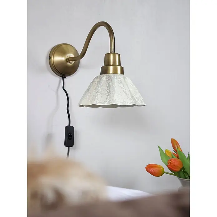 PR Home Pendelleuchte Ester - 25 W, E27 - Messing-Wandlampe mit weißem gemustertem Schirm, schwarzem Kabel und Schnurzwischenschalter, an der Wand montiert.