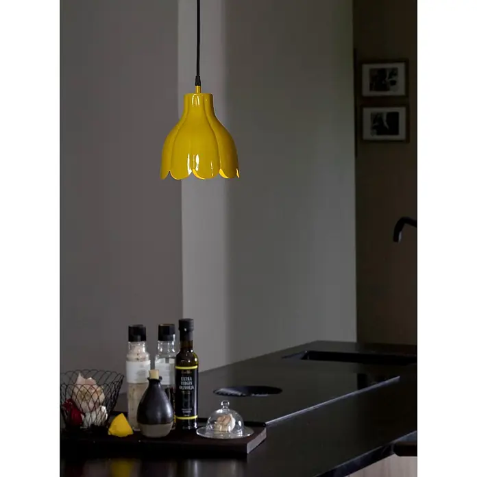 PR Home Pendelleuchte Fensterleuchte - 40 W, E27 - Glänzende gelbe gewellte Pendelleuchte über einer dunklen Küchenarbeitsplatte.