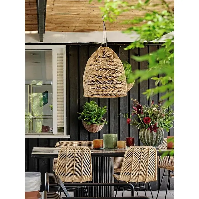 PR Home Pendelleuchte Natur 45cm Outdoor - 40 W, E27 - Hängende Leuchte aus geflochtenem Rattan über einem Esstisch im Freien mit passenden Stühlen.