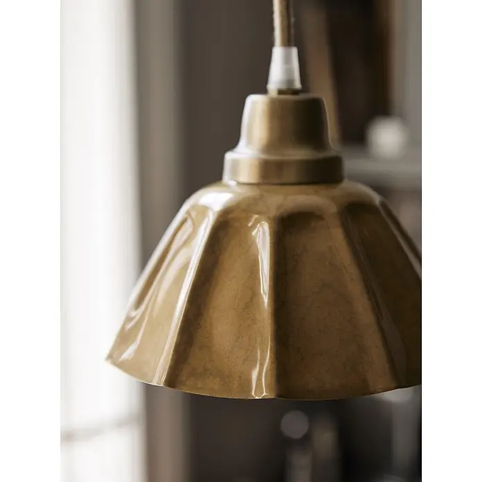 PR Home Pendelleuchte Ester - 25 W, E27 - Nahaufnahme eines messingfarbenen, geriffelten Pendelleuchtenschirms, der an einer geflochtenen Schnur hängt.