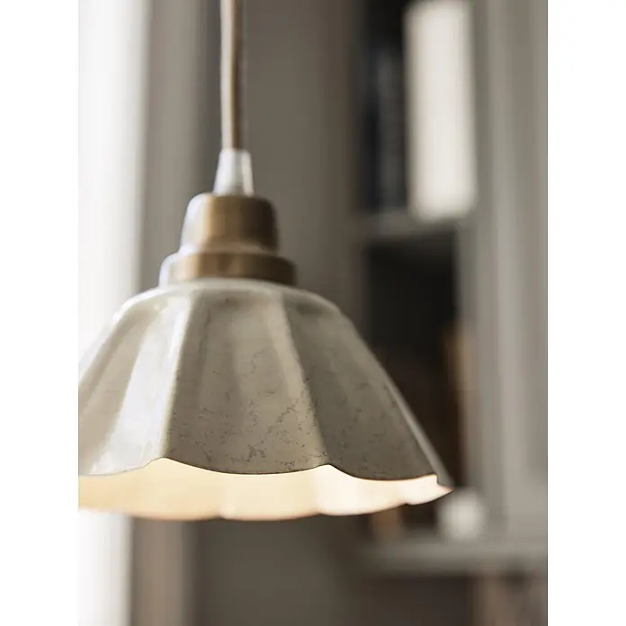 PR Home Pendelleuchte Fensterleuchte - 15 W, E27 - Warm leuchtende, geriffelte Pendelleuchte mit strukturweißem Schirm und Messingfassung.
