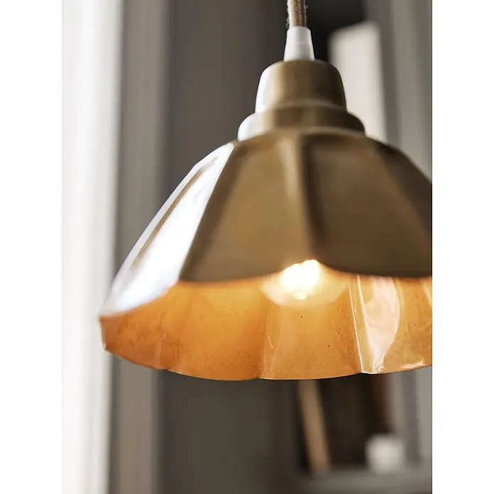 PR Home Pendelleuchte Ester - 25 W, E27 - Messing-Pendelleuchte mit geriffeltem Schirm und leuchtender Glühbirne.
