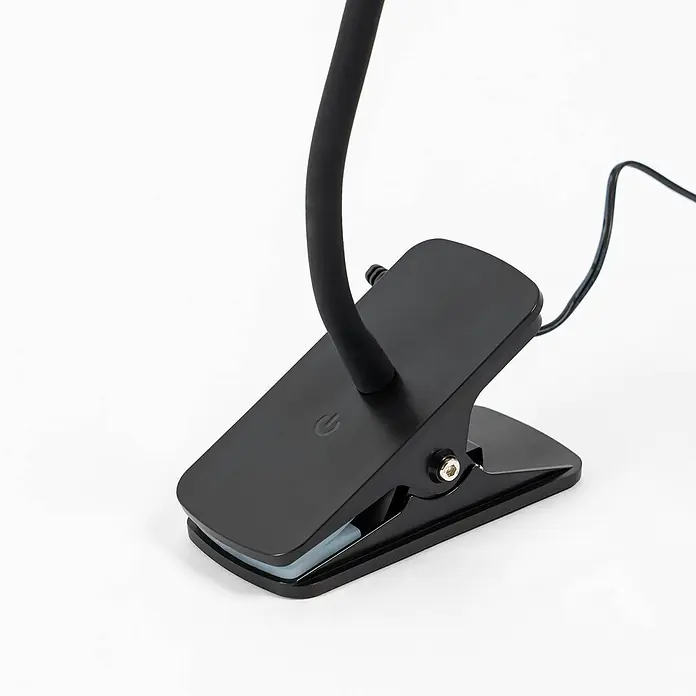 Lindby Klemmleuchte Ailina - Farbe Gehäuse: schwarz - Schwarze Klemmbasis für eine Schreibtischlampe, mit flexiblem Schwanenhals und Einschaltsymbol auf der Oberfläche.