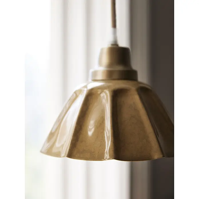PR Home Pendelleuchte Ester - 25 W, E27 - Nahaufnahme einer Hängelampe mit geriffeltem, glänzendem goldbraunem Lampenschirm.