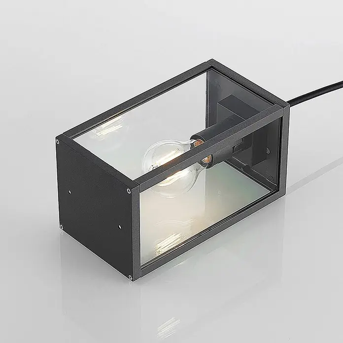Lindby Außenwand- & Deckenleuchte Filimon - schwarz, schwarz, IP44 - Schwarze rechteckige Außenwandleuchte mit klaren Glaspaneelen und beleuchteter Edison-Glühbirne.