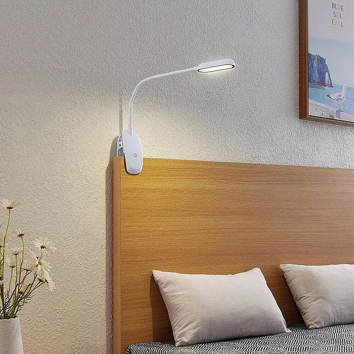 Prios Klemmleuchte Najari - Farbe Gehäuse: weiß / opal - Weiße Klemmleuchte mit flexiblem Schwanenhals, die Bett und Kopfteil beleuchtet, ideal zum Lesen.