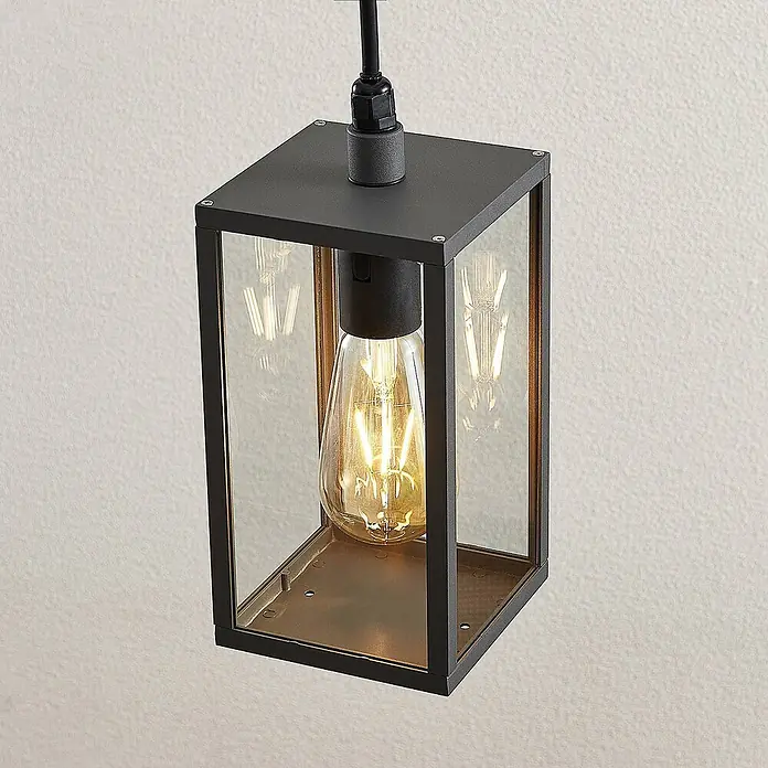 Lindby Außenwand- & Deckenleuchte Filimon - schwarz, schwarz, IP44 - Quadratische schwarze Metall-Hängeleuchte mit klaren Glaspaneelen und einer beleuchteten Edison-LED-Birne.