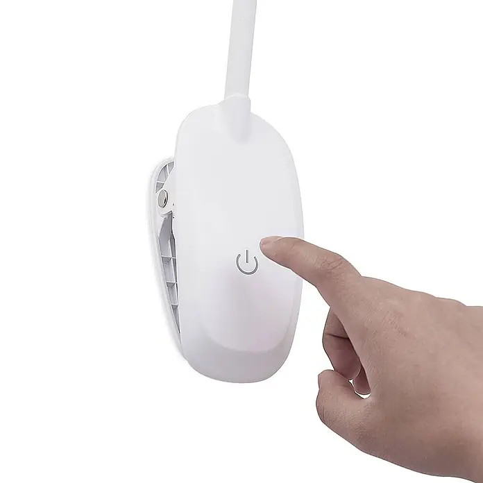 Prios Klemmleuchte Najari - Farbe Gehäuse: weiß / opal - Weiße Klemmleuchte, bei der ein Finger den Ein-/Ausschalter drückt.