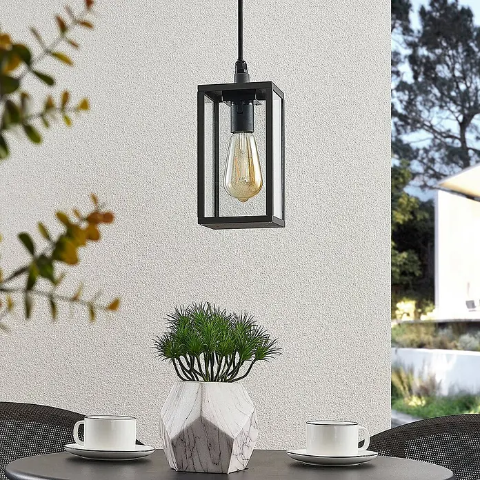 Lindby Außenwand- & Deckenleuchte Filimon - schwarz, schwarz, IP44 - Schwarze rechteckige Außenpendelleuchte mit Edison-Birne, über einem Außentisch hängend.