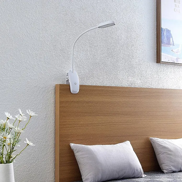 Prios Klemmleuchte Najari - Farbe Gehäuse: weiß / opal - Weiße Klemmleuchte mit Schwanenhals an einem Holzkopfteil befestigt, ideal zum Lesen.