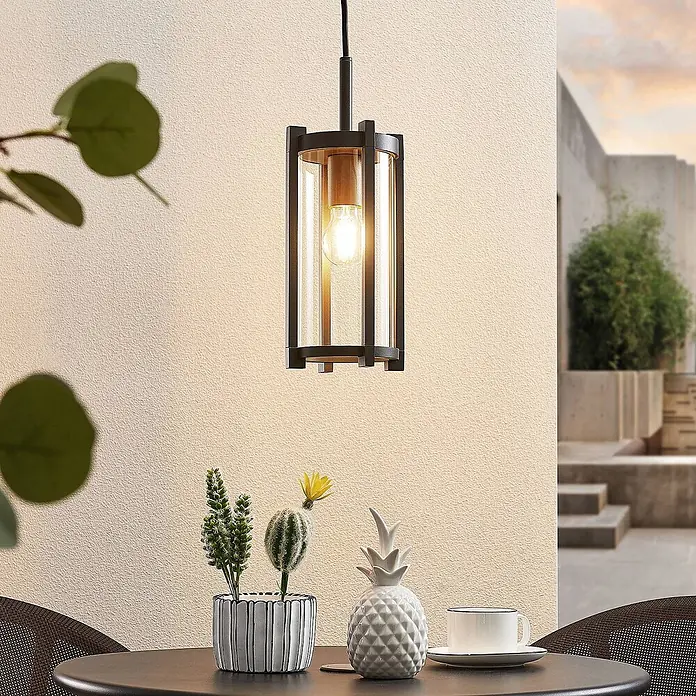Lucande Außenwand- & Deckenleuchte Brienne - L x B x H: 15 x 15 x 29,5 cm, alu / grau / zink, IP54 - Schwarze Metall- und Klarglas-Außenhängeleuchte beleuchtet einen Terrassentisch.