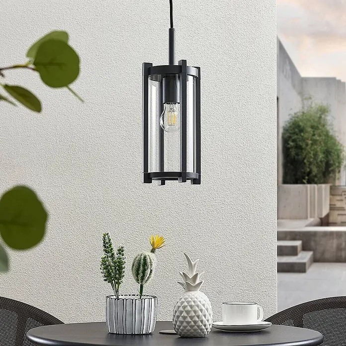 Lucande Außenwand- & Deckenleuchte Brienne - L x B x H: 15 x 15 x 29,5 cm, alu / grau / zink, IP54 - Schwarze Outdoor-Pendelleuchte aus Metall und Glas hängt über einem Terrassentisch.