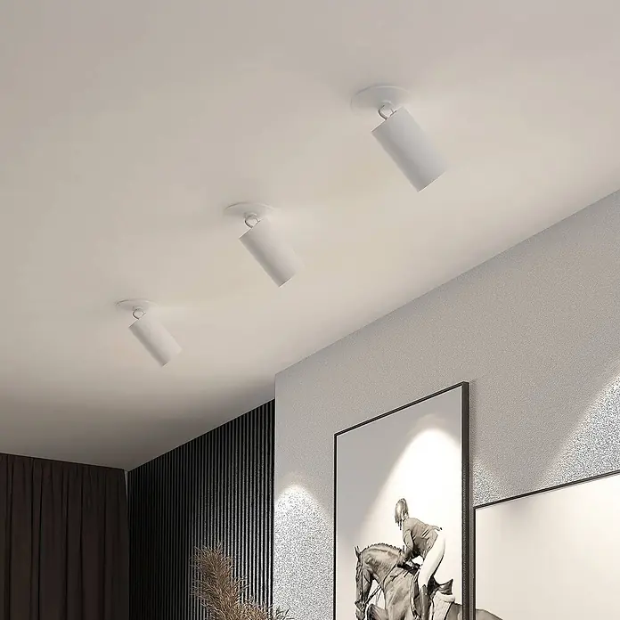 Arcchio Einbauleuchte Davin - weiß / opal, weiß / opal - Drei weiße zylindrische Deckenstrahler an einer hellen Decke montiert.